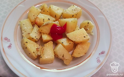 Подавайте картошку с томатным соусом. 