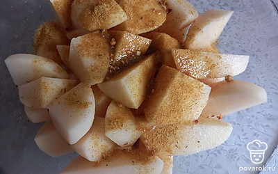 Картофель нарежьте одинаковыми дольками. Добавьте соль, перец по вкусу и хорошо все перемешайте. Можно добавить еще приправу для картофеля.