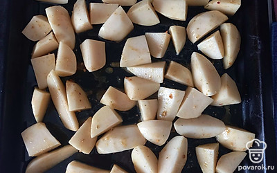 Выложите на смазанный маслом противень и отправьте запекаться в разогретую до 180 градусов духовку. Запекайте до готовности, примерно 30-40 минут. 