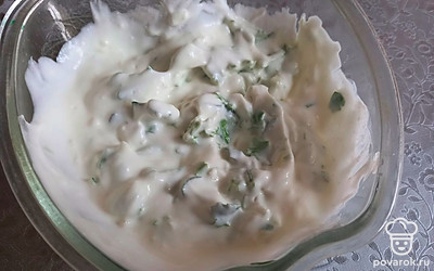 Чеснок и зелень добавьте к сметане и все тщательно перемешайте.
