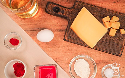 Натрите сыр на мелкой терке.