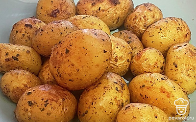 Подавайте картофель с соусом и овощами.