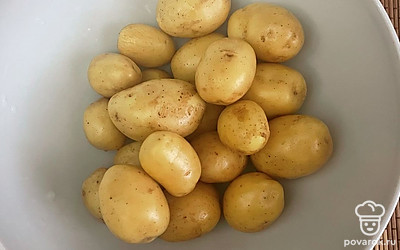 Картошку тщательно помойте, так как запекаться она будет в кожуре. Каждый клубень проткните зубочисткой, чтобы картошка лучше промариновалась.