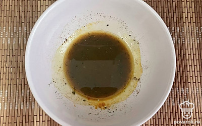 Приготовьте маринад. Растительное масло соедините с солью, измельченным чесноком, перцем.