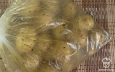 Картофель поместите в пакет, залейте маринадом и оставьте на 20 минут.