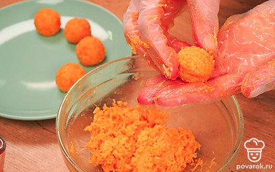 Сформируйте шарики. В миске смешайте тертый сыр, яйца, муку и специи. Тщательно перемешайте до однородности. Из сырного теста сформируйте небольшие шарики.