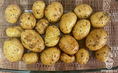 Форму для запекания смажьте маслом, выложите картофель. Запекайте картошку при 190 градусах 35-40 минут.