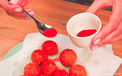 Обжарьте. Сильно разогрейте большое количество растительного масла в кастрюле или сковороде. Порционно обжаривайте шарики до золотистого цвета. После обжарки поместите сырные шарики на бумажные полотенца, чтобы оно впитало лишнее масло. Посыпьте шарики солью и перцем чили. Перемешайте.