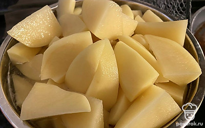 Нарежьте на дольки и промойте холодной водой.