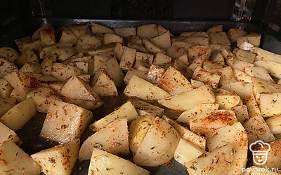 Выложите картофельные дольки на противень и посыпьте любимыми специями и солью по вкусу. Полейте маслом. А затем положите в духовку на 40 минут.