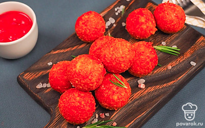 Подавайте сырные шарики с любимым соусом, например, кетчупом или чесночным.