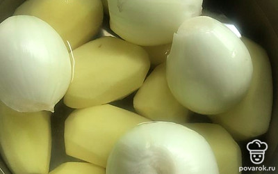 Картошку и репчатый лук помыть, почистить.