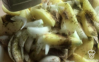 На противень налить растительное масло. Выложить нарезанные овощи, посолить, добавить специи.