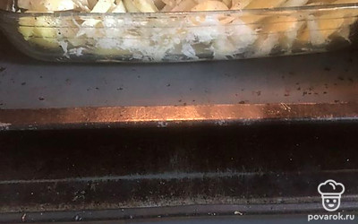 Поставить в духовку и запекать до готовности.