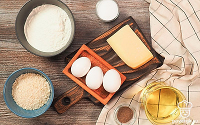 Натрите сыр на мелкой терке. Насыпьте панировочные сухари в блюдце.