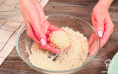 Сформируйте шарики. Смешайте в миске натертый сыр, яйцо, 3 ст.л. муки, соль и перец. Из получившейся массы скатайте небольшие шарики. Обваляйте каждый сырный шарик в панировочных сухарях.