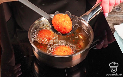 Обжарьте шарики. В сковороде с высокими стенками или небольшой кастрюле хорошо разогрейте растительное масло. Помешивая, обжарьте сырные шарики до золотистого цвета 3-5 минут.