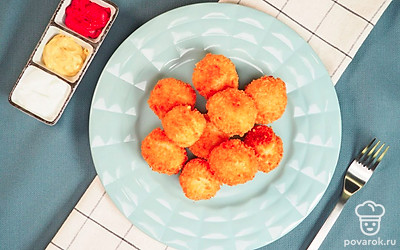 Подавайте сырные шарики с любимым соусом.