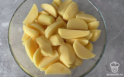 Картошку очистить от кожуры, хорошо промыть и нарезать на крупные дольки.