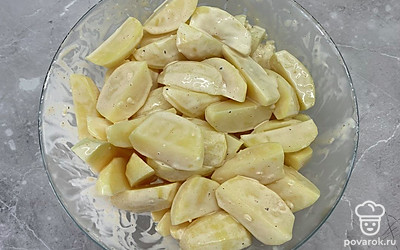 К картошке добавить майонез, измельченный чеснок, соль, черный молотый перец и паприку по вкусу. Все хорошо перемешать.