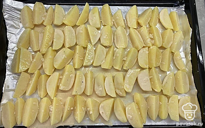 Картофель выложить на противень, застеленный фольгой. Поставить выпекаться в духовку при 180 градусах на 30 минут.