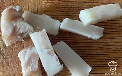 Сало нарезать брусками.