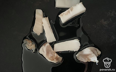 На сковородку налить немного подсолнечного масла и выложить сало.