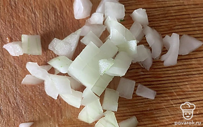 Лук нашинковать кусочками.