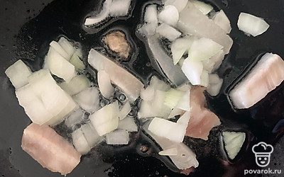 Добавить лук на сковородку, обжаривать 3 минуты.