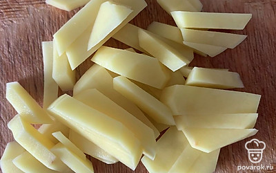 Картошку очистить и нарезать брусочками.