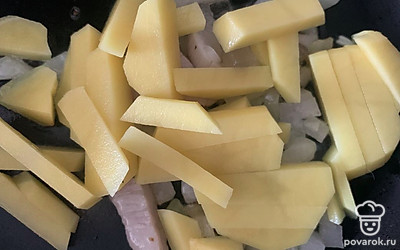 Отправить картошку на сковородку.