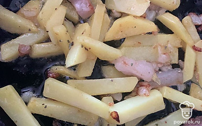 Посолить, приправить специями. Довести до готовности.