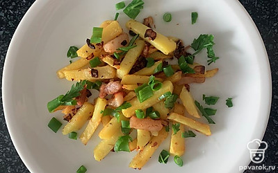 Перед подачей посыпать блюдо зеленью.