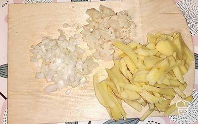 Отварите цветную капусту заранее, почистите картофель и репчатый лук. Картофель нарежьте соломкой, как можно тоньше. Лук и капусту мелко порубите.