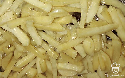 В сковороду налейте масло, поставьте разогревать на сильный огонь. В кипящее масло добавьте картофель. Жарьте на сильном огне в течение 7минут, периодически помешивая.