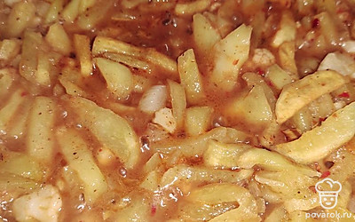 Залейте картофель семью с аджикой, добавьте соль по вкусу. Жарьте на сильном огне, пока не испарится жидкость. Обычно это занимает 5-7 минут, в зависимости от вида и мощности вашей плиты.
