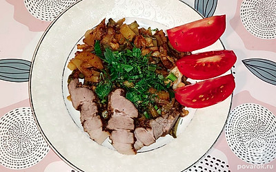 Украсьте блюдо свежей зеленью. Хорошо сочетается с копченой свиной грудиной или кусочками сала.