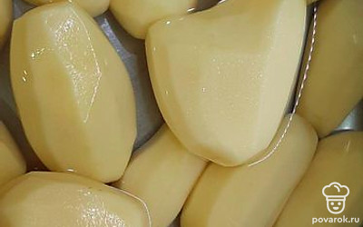 Подготовьте картофель, его обязательно нужно после очистки подержать в холодной воде, для того чтобы вышел лишний крахмал. 