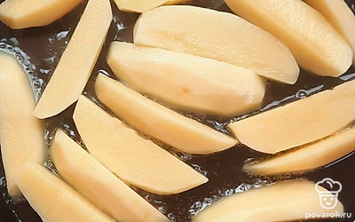 Обжариваем картофель с одной стороны. Не солим.