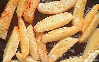 Затем обжариваем с другой стороны. 