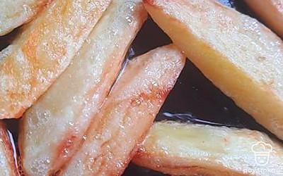 Когда картошка почти готова, нужно посолить. 