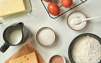 Подготовьте продукты для багетов с сыром "Маасдам". Молоко нагрейте до теплого состояния. Сливочное масло растопите. Сыр натрите на крупной терке.