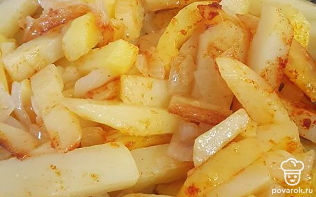 Жареная картошка с белым луком и паприкой — Рецепт с фото