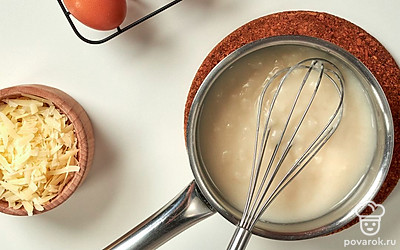 Сделайте заварку. В сотейник всыпьте 25 г муки (1 ст. л.), влейте воду. Перемешайте венчиком. Поставьте на слабый огонь. При постоянном помешивании уварите до загустения 2-3 минуты. Огонь выключите, оставьте на теплой плите для поддержания нужной температуры.