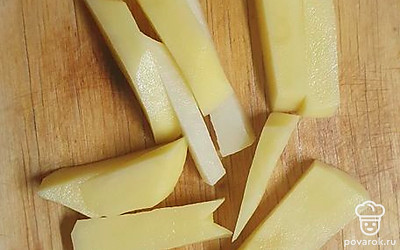 Режем картофель брусочками.