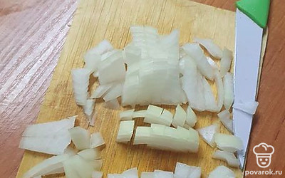 Нарезаем лук кубиком.