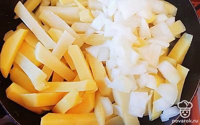 На растительном масле обжариваем картошку с луком под закрытой крышкой, примерно 15 минут.