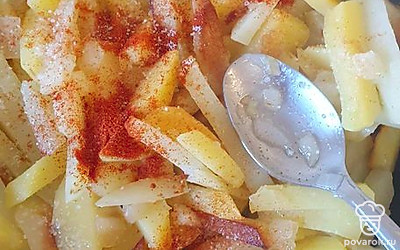 В конце приготовления солим и добавляем паприку.