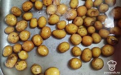 Молодую картошку хорошо вымыть с помощью щетки, кожуру не снимать.