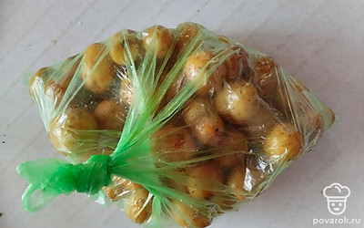 Положить картошку в пакет. Вылить туда же маринад, плотно завязать. Перемешать и оставить на 10-15 минут мариноваься.